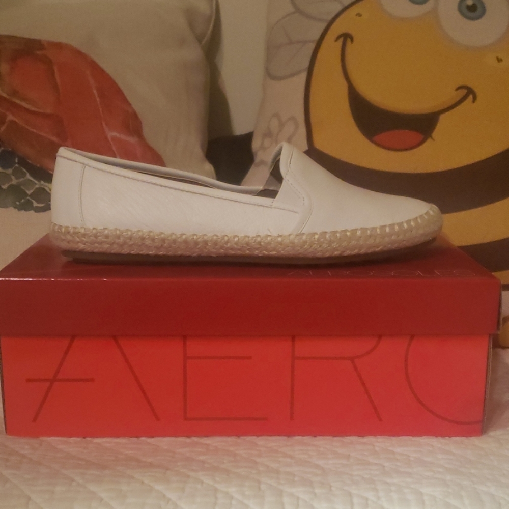 White leather aerosoles flats